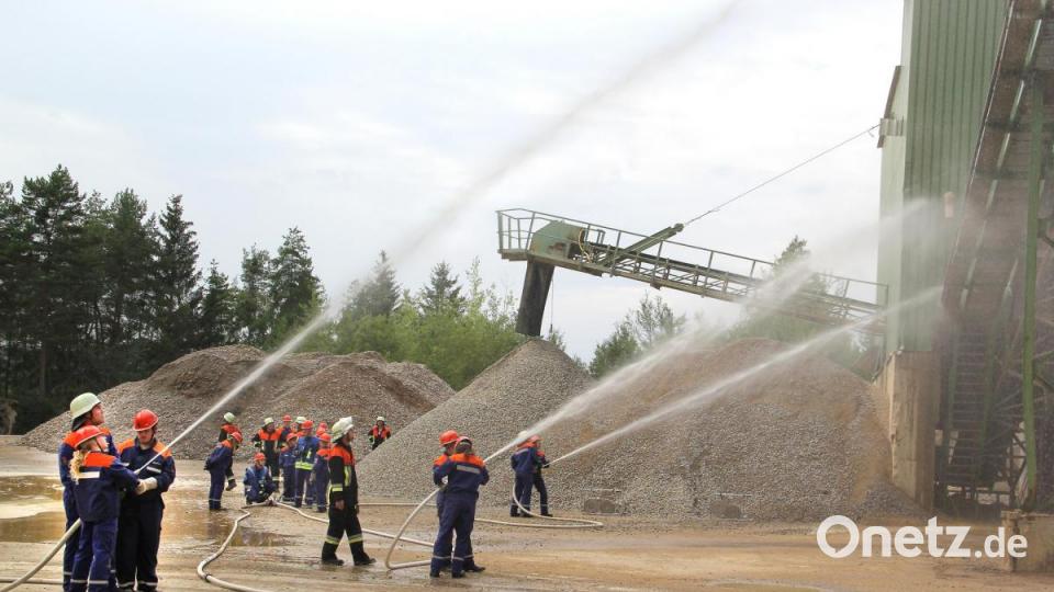 Verschiedene Szenarien hatten die knapp 40 Feuerwehr-Jugendlichen aus Niedermurach, Rottendorf und Pertolzhofen bei ihrer 24-Stunden-Übung zu meistern. Der erste Alarm rief den Nachwuchs zu einem Einsatz an der Brecheranlage im Steinbruch bei Dürnersdorf. Bild: boj