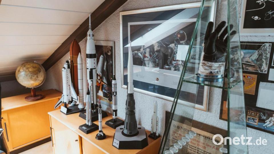 Stefan Schmitt gewährt Einblick in sein privates Raumfahrtmuseum: Ein Überblick über die Trägerraketen Systeme von der Titan über die Saturn bis zur sowjetischen Sojus Bild: Lukas Meister