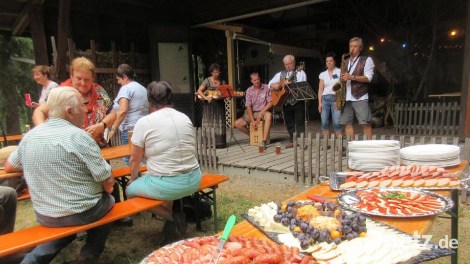 Rast an der Waldfriedenhütte mit Musik, kaltem Buffet und Zoigl. Bild: fsb