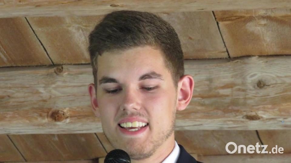 Schüler Lukas Klinger bei seiner Abschiedsrede. Bild: adj