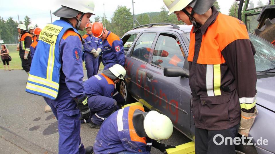 Stabilisierung des Unfallfahrzeugs vor der Personenbergung. Bild: boj