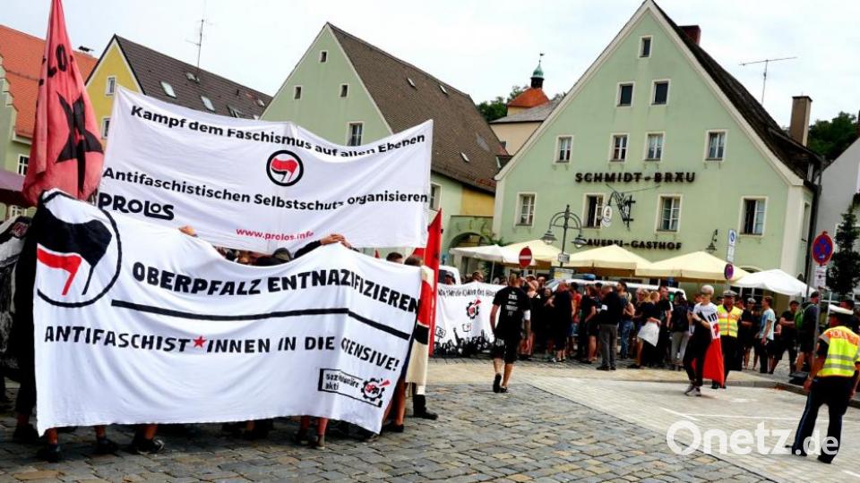 Bilder von der Antifa-Demo in Schwandorf. Bild: Christopher Dotzler