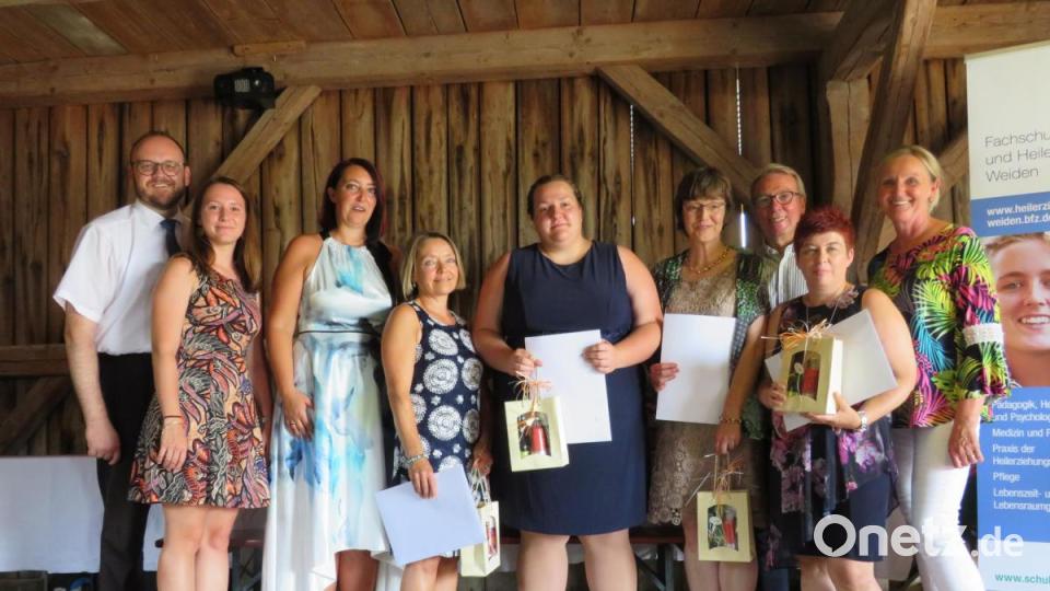 Die Gratulanten freuen sich mit den Schulbesten. Von links: Landrat Andreas Meier, Juliane Sier (Arbeitagentur), Schulleiterin Tina Faltenbacher, Nicole Baldenweg-Bauer, Anja Fick, Petra Karg, Stadtrat Reinhold Wildenauer, Elisabeth Ott und Leiterin des Trägers, Birgit Gerlach-Kneißl. Bild: adj