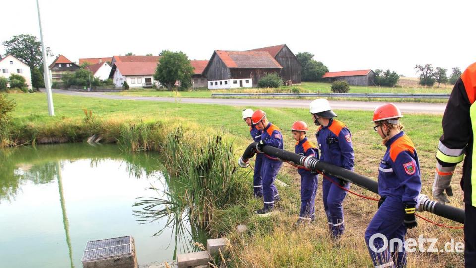Gleich kommt der Befehl „Saugleitung ins Wasser!“. Bild: boj