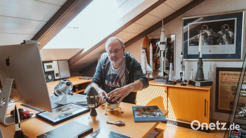 Stefan Schmitt gewährt Einblick in sein privates Raumfahrtmuseum: Stefan Schmitt an seinem Schreibtisch. Von hier aus verfolgt er heute die Aktivitäten der Nasa. Vor 50 Jahren war es deutlich schwerer, an Informationen zu gelangen. Bild: Lukas Meister