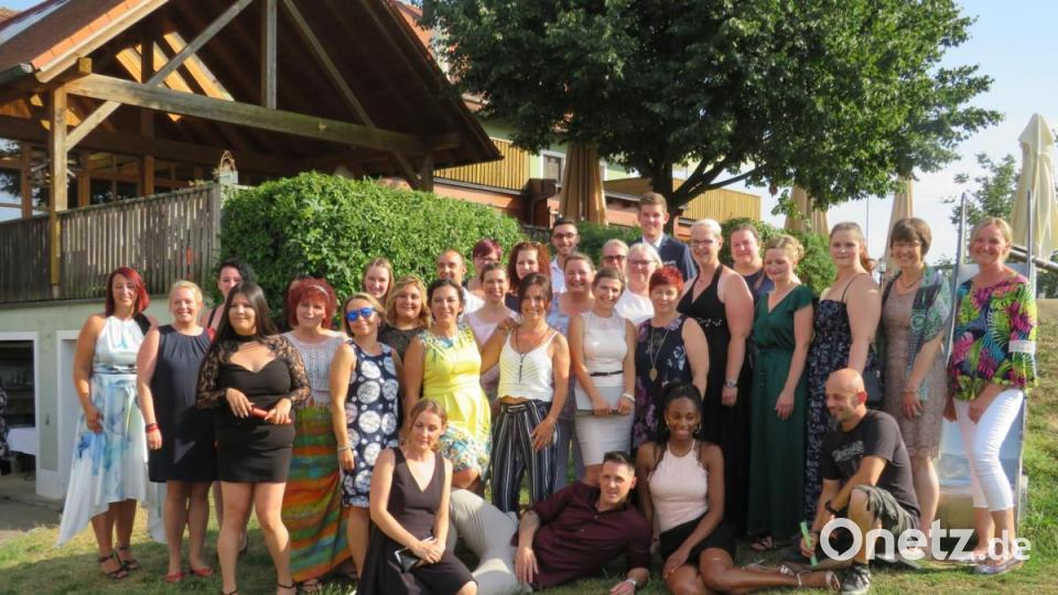 Die beiden Abschlussklassen am bfz Weiden. Bild: adj