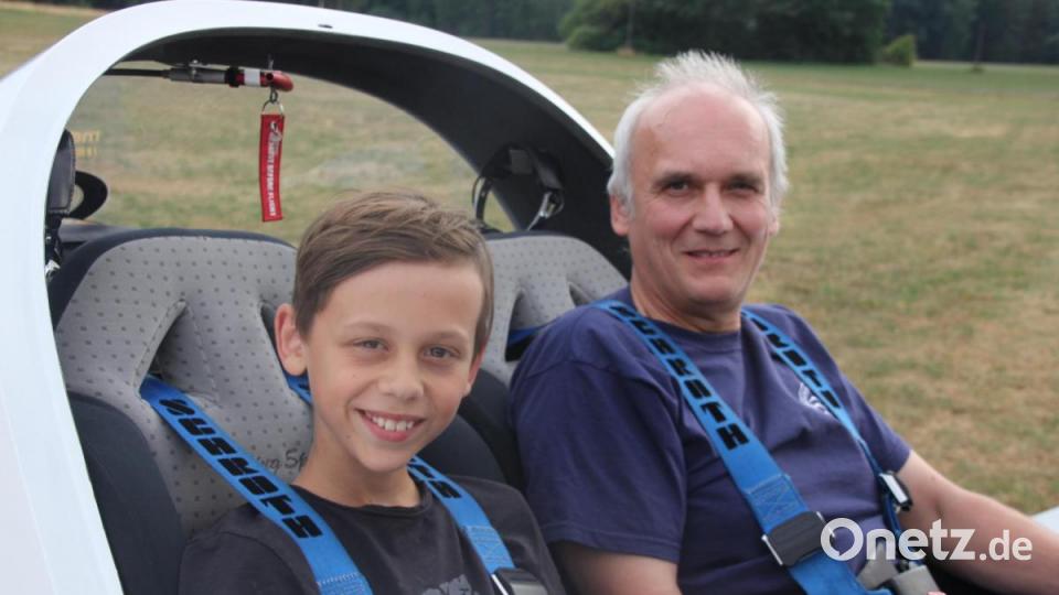 Der zwölfjährige Cedric Erl war begeistert nach seinem Rundflug mit einem Motorsegler über Tirschenreuth. Als Pilot fungierte Oliver Faber. Bild: kro