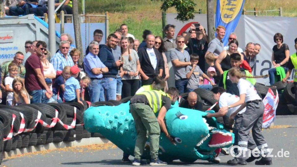 Ohne Wasser so gut wie hilflos: Das Krokodil Gretl des Jugendzentrums. Bild: Kunz