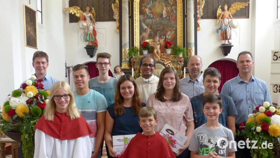 Dank und Anerkennung für „aktive“ und ausscheidende Ministranten: Von links „Mesner“ Stefan Frank, Lukas Altnöder, Marius Freundl, Sofia Freundl, Pfarrer George Parankimalil, Julia Bauer, Kirchenpfleger Josef Altnöder, Benedikt Fröhlich, Pfarrgemeinderatssprecher Stefan Forster. Vorne links Marika Eckstein, Paul Meyer und Benedikt Frank. Bild: fsc