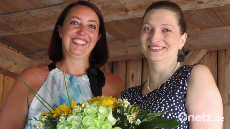 Mit Blumen verabschiedet Tina Faltenbacher die Lehrerin Melanie Müller in Richtung München. Bild: adj