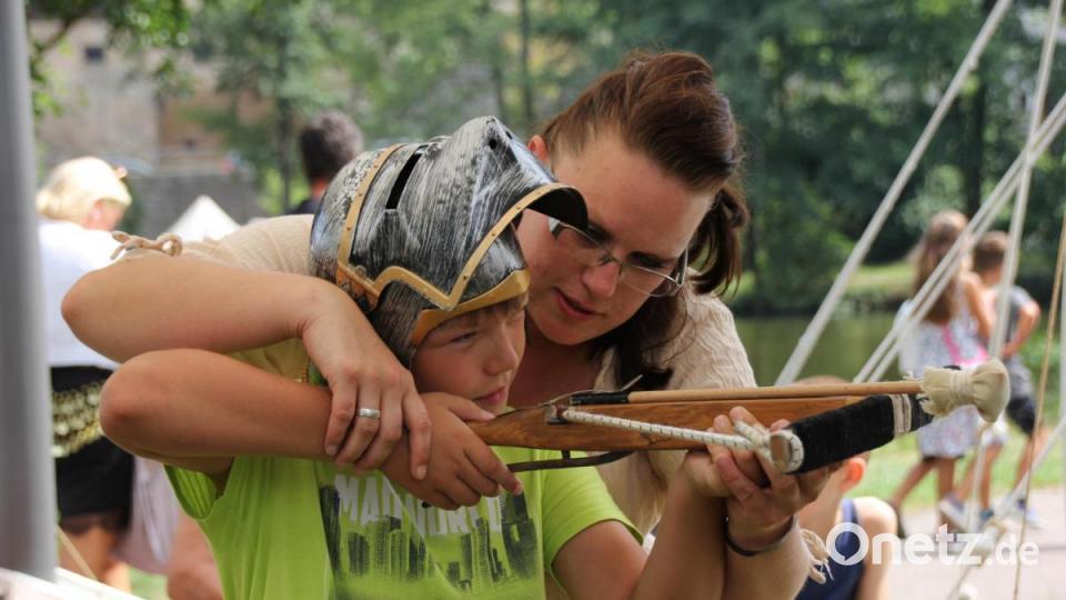 Dieser Nachwuchs-Ritter versuchte sich im Armbrustschießen. Bild: mp