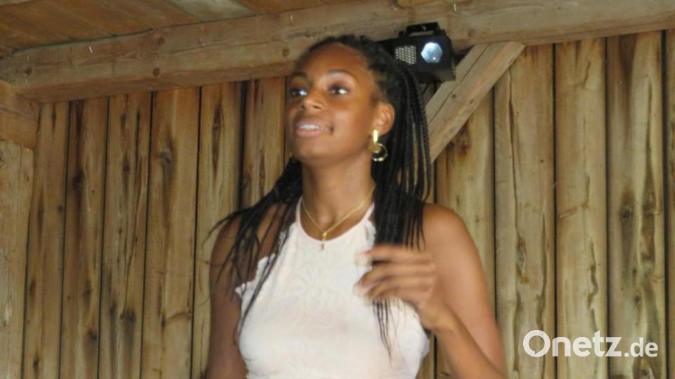 Jamila Fink bereichert die Zeugnisübergabe mit Liedern. Bild: adj