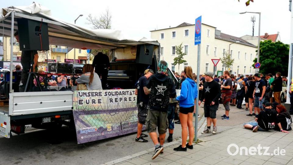 Bilder von der Antifa-Demo in Schwandorf. Bild: Christopher Dotzler