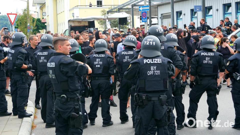 Bilder von der Antifa-Demo in Schwandorf. Bild: Christopher Dotzler