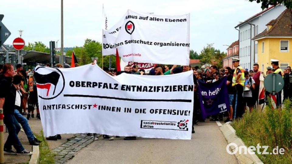 Bilder von der Antifa-Demo in Schwandorf. Bild: Christopher Dotzler