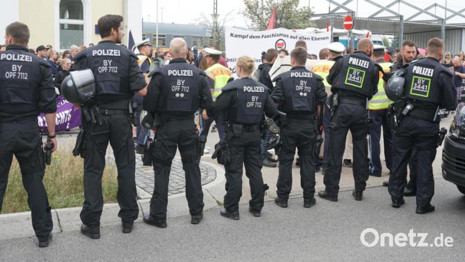 Bilder von der Antifa-Demo in Schwandorf. Bild: Christopher Dotzler