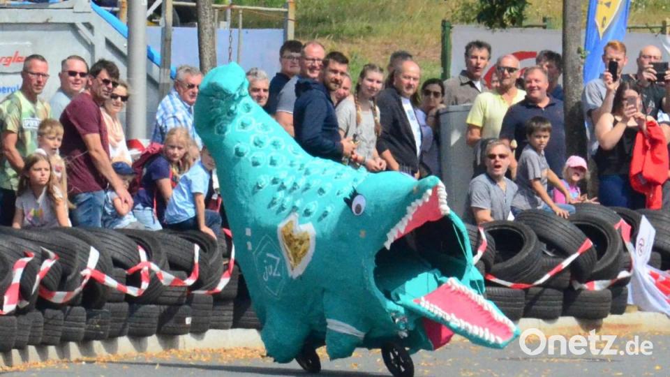 Gretel - Das Krokodil des Jugendzentrums kommt im zweiten Rennen kurz nach Kurve zwei ins Straucheln. Bild: Kunz