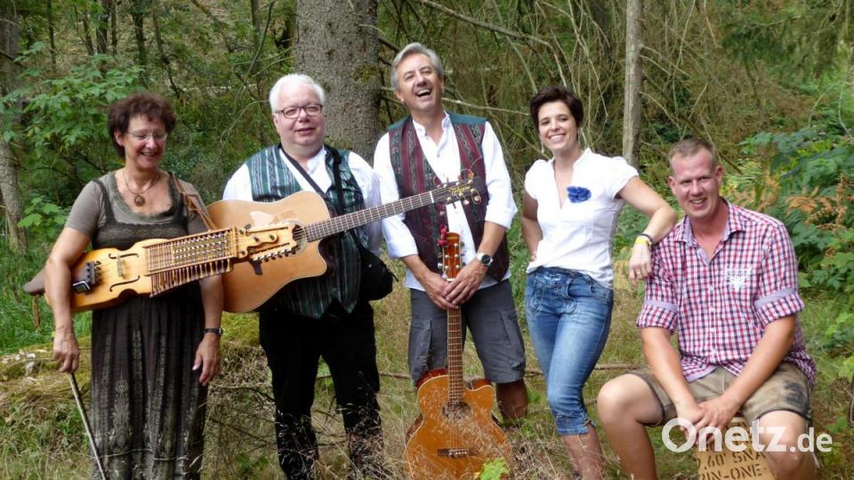 Sie sorgten als Musiker für gute Laune. Von links: Sabine Kroll, Thomas Gleixner, Gerhard Windschiegl, Carola Böhm und Thomas Urbanek. Bild: fsb