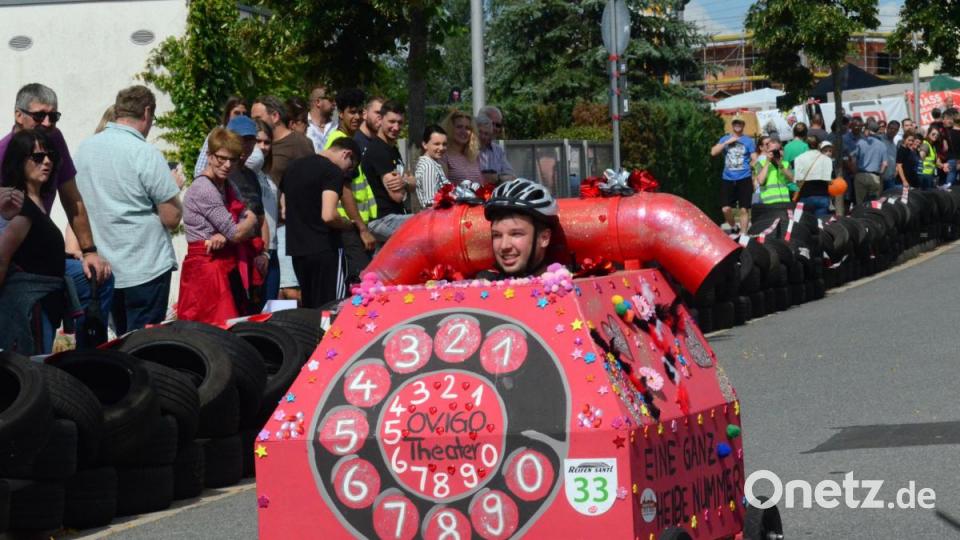 Und dann kam da noch ein Telefon. Das Ovigo-Theater mit seinem heißen Flitzer. Bild: Kunz