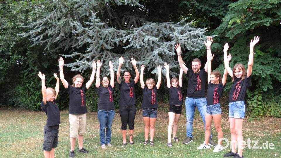 Die Gruppenleiter Monika Stahl und Tanja Heider (Dritte und Vierte von links) sowie Sven Lehner (Dritter von rechts) sind zufrieden: Der Schlachtruf sitzt, die "Stonewood-Kids" sind bereit für die nächste große Herausforderung. Bild: ubb