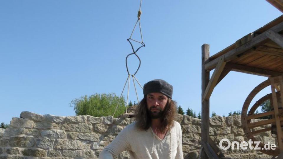 Michael Winkler, der Landschaftsgärtner gelernt hat, ist inzwischen Profi im Herstellen von mittelalterlichen Mörtel für den Mauerbau. Bild: Ulla Britta Baumer