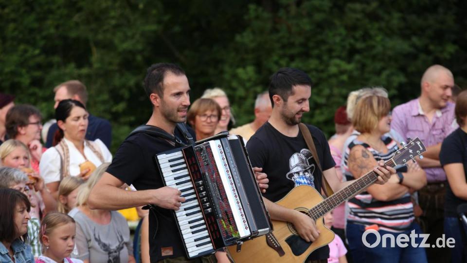 Die Musik &quot;Hohlweglauerer&quot; spielten zünftig auf. Bild: egl
