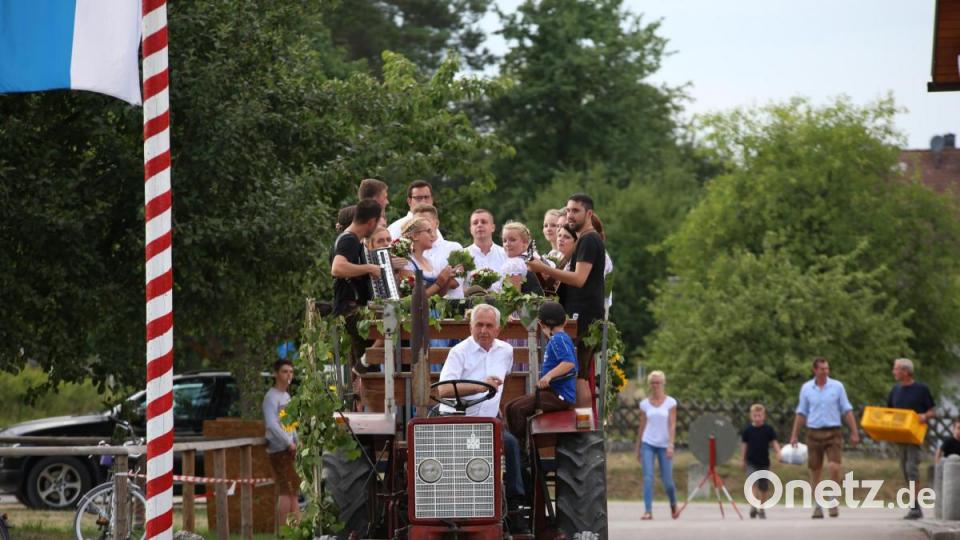 Die Wolfsbacher Kirwapaare wurden mit dem Bulldog gebracht. Bild: egl
