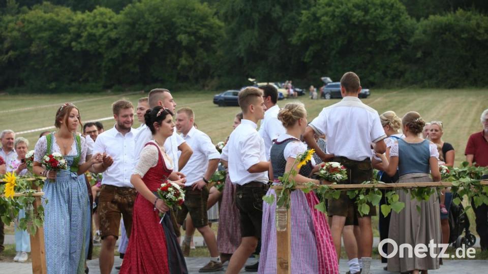 Fesche Moidl und Buam tanzten den Baum aus. Bild: egl