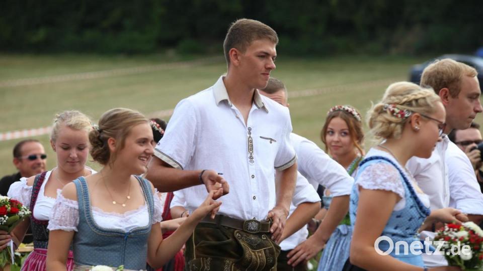 Fesche Moidl und Buam tanzten den Baum aus. Bild: egl