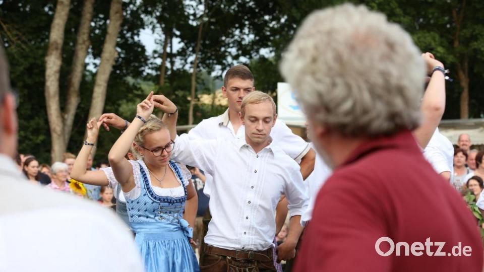 Fesche Moidl und Buam tanzten den Baum aus. Bild: egl