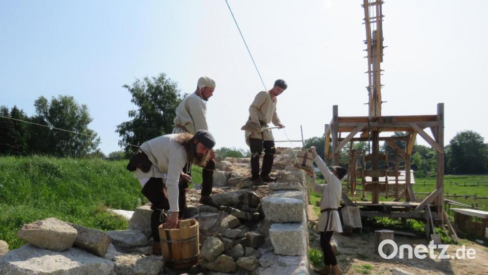Handwerker von heute arbeiten mit Techniken von gestern: Im Geschichtspark Bärnau-Tachov entsteht eine Burg. Ein kleiner Teil des Mauerwerks ist bereits errichtet. Aber ohne moderne Hilfsmittel geht natürlich alles nur langsam voran. Bild: Ulla Britta Baumer