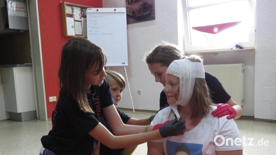 Teamarbeit ist immer besser: Nur kurz noch den Verband befestigen. Bild: ubb