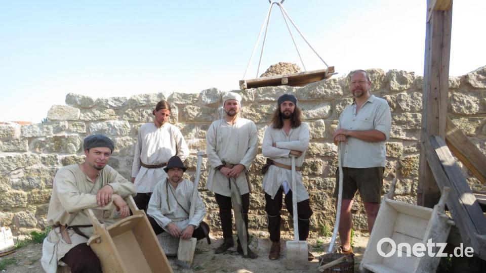 Robert Mois (von links), Adam Jopeil, Michal Dvorak, Armin Troppmann und Michael Winkler sind "verrückt" und mutig genug gewesen, ihren Job an den Nagel zu hängen, um im Geschichtspark Bärnau-Tachov eine Burg zu bauen. Archäologe Stefan Wolters (rechts) freut sich, mit den fünf Männern eine junges, engagiertes Handwerkerteam gefunden zu haben. Bild: Ulla Britta Baumer