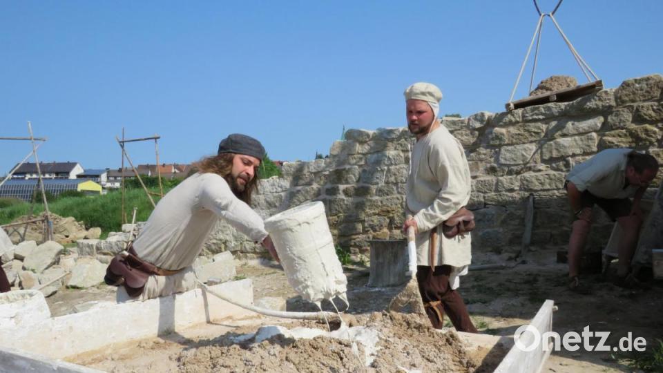 Michael Winkler (links) und Armin Troppmann rühren den Mörtel an. Bild: Ulla Britta Baumer