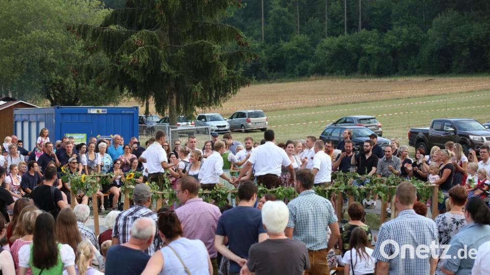 Fesche Moidl und Buam tanzten den Baum aus. Bild: egl