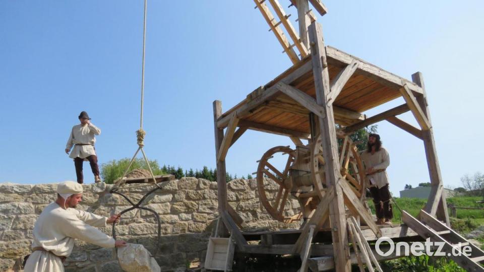 Was für ein abenteuerlicher Arbeitsplatz: So schaut es aus, wenn ein mittelalterlicher Kran zum Einsatz kommt. Bild: Ulla Britta Baumer