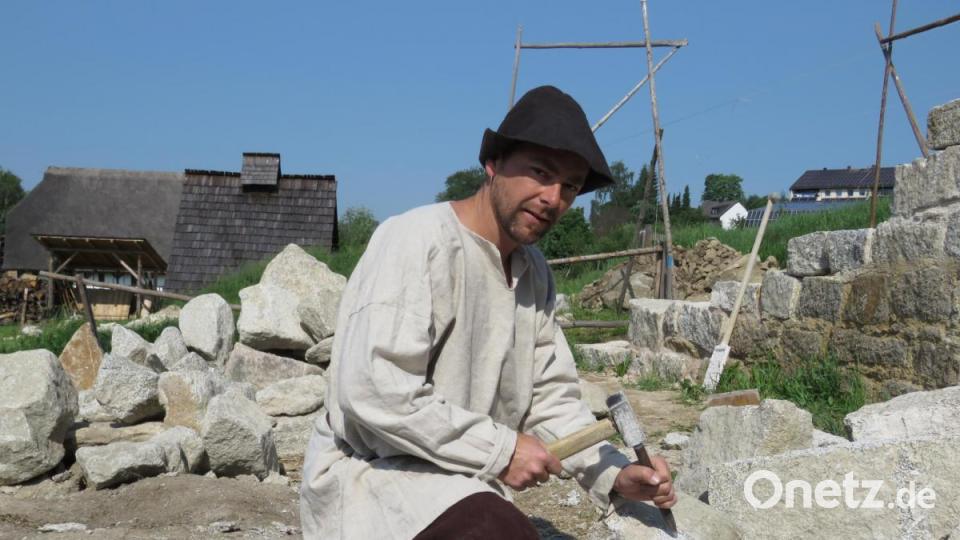 Michal Dvorak zeigt, wie ein Granitstein im Mittelalter gebrochen wurde. Bild: Ulla Britta Baumer