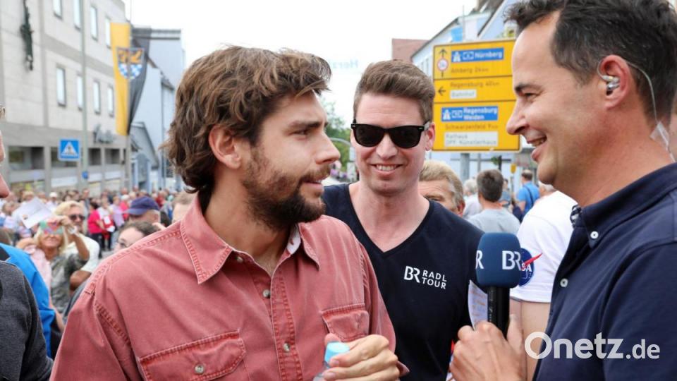 Pop-Sänger Alvaro Soler (links) war schon bei der Ankunft auf dem Marktplatz. Bild: Gerhard Götz