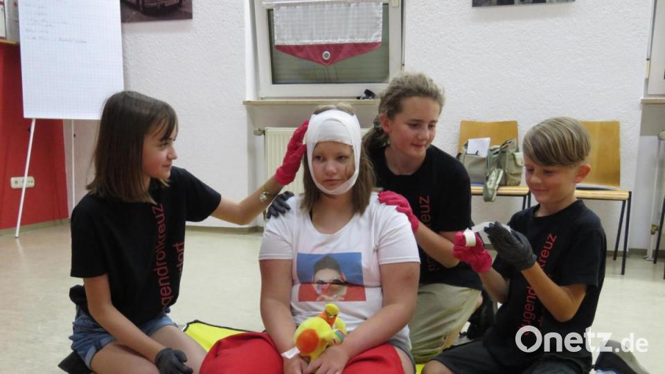 Geduldig lässt sich Magdalena den Verband anlegen. Sie weiß, was für ihre Freunde beim Wettbewerb auf dem Spiel steht. Bild: ubb