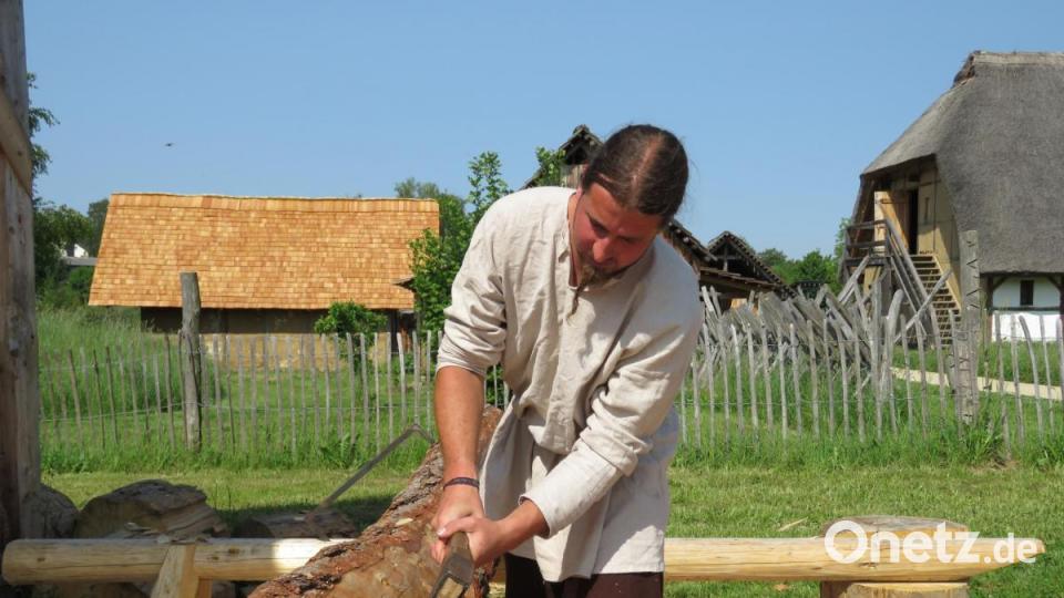 Adam Jopiel ist der Schmied und Zimmermann der Truppe. Bild: Ulla Britta Baumer