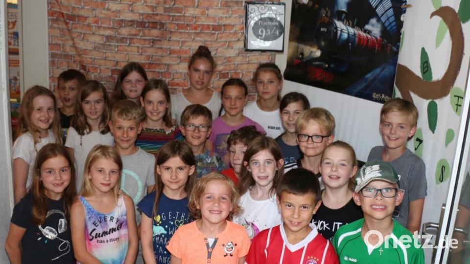 22 Harry-Potter-Fans waren in die Katholische Gemeindebücherei nach Kastl gekommen und ließen sich gerne in die magische Welt entführen. Hier sieht man sie auf dem Bahnsteig - der Plattform 9 ¾ - kurz vor Abfahrt des Zuges nach Hogwarts. Bild: rpp