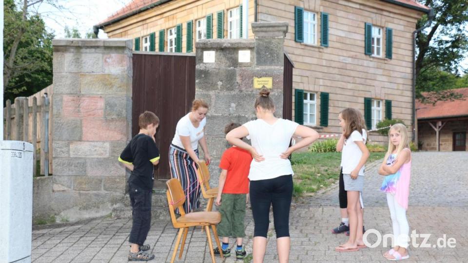 Das Eingangstor zu Hogwarts ist verzaubert. Es galt gemeinsam über die Mauer (Seil) zu kommen. Bild: rpp