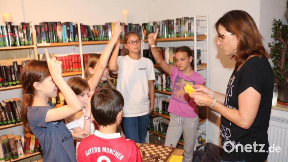 Zauberschach - auch in der Bücherei eine knifflige Sache. Es mussten erst Rätsel gelöst werden. Bild: rpp