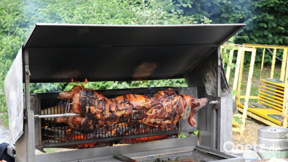 Die Sau am Spieß - Ein Leibgericht von Pfarrer Manuel Sauer. Bild: njn