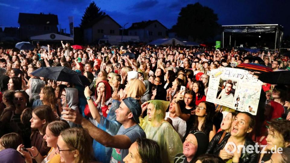 Obwohl sie zeitweise im niederprasselnden Regen standen, hatten die Fans des Pop-Sängers Àlvaro Soler ihren Spaß und jubelten ihm zu. Bild: Gerhard Götz