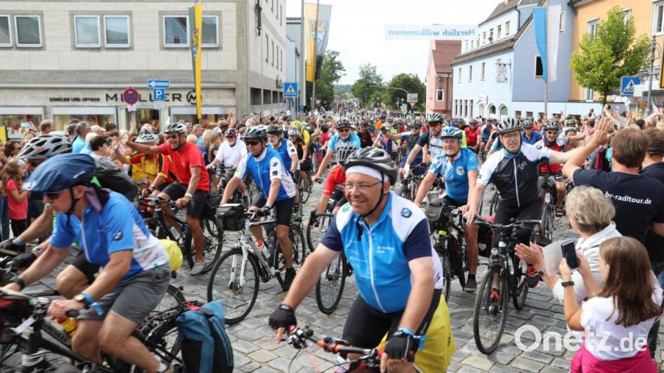 Die BR-Radltour erreichte gegen 16.20 Uhr den Schwandorfer Marktplatz. Bild: Gerhard Götz