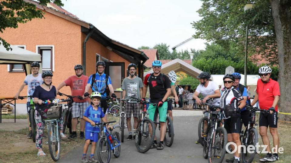 Mountainbike-Tour mit Pfarrer Manuel Sauer (vierter von links). Bild: njn