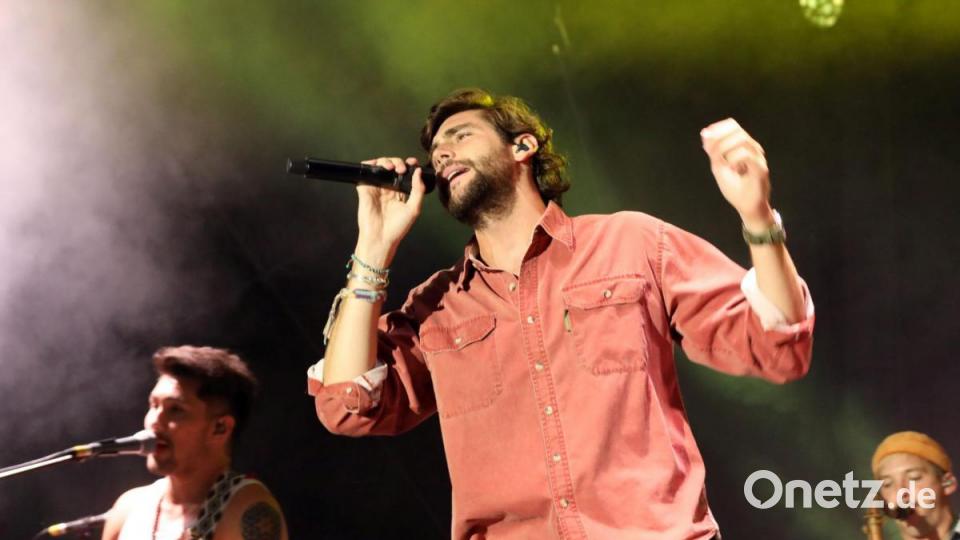 „Sofia“, „Loca“ und andere Hits: Àlvaro Soler begeisterte am Abend Tausende von Fans auf dem Volksfestplatz am Schwandorfer Anger. Trotz zeitweise starken Regens war die Stimmung dort prächtig. Bild: Gerhard Götz