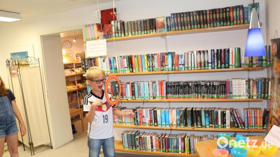 Quidditch durfte natürlich nicht fehlen. Es war nicht einfach, erst durch den Reifen und dahinter in die Schälchen zu treffen. So mancher Schnatz traf daneben. Bild: rpp