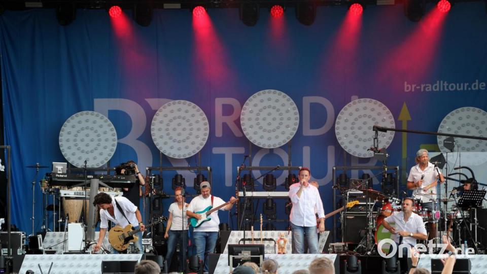 Die Bayern-3-Band heizt die Stimmung an. Bild: Gerhard Götz